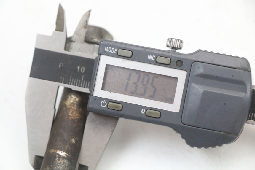 photo de AXE ROUE AVANT SUZUKI GN 125 (1997 - 2000)
