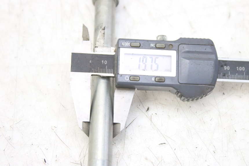 photo de AXE ROUE AVANT DERBI GPR 50 (2004 - 2009)