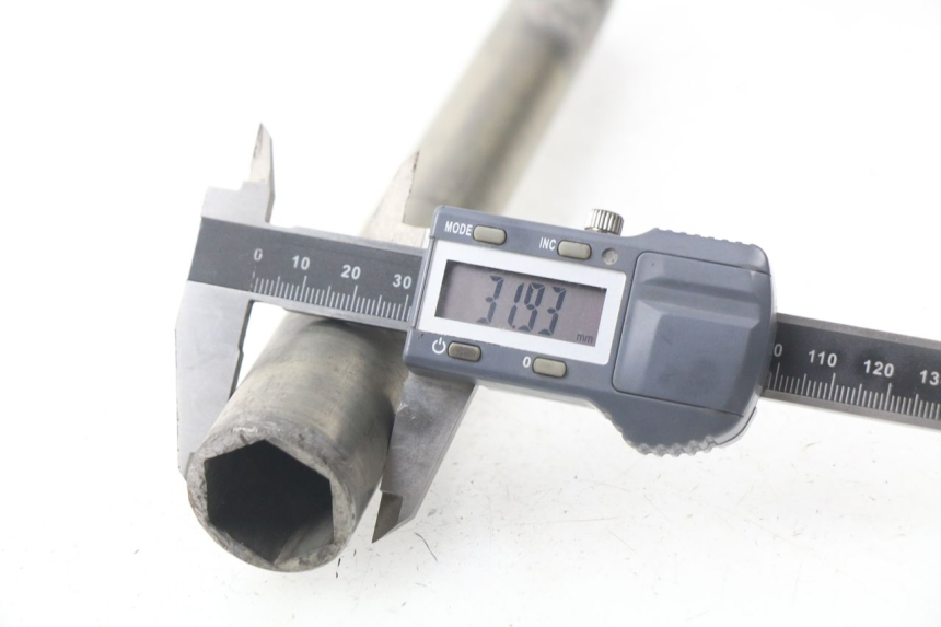 photo de AXE ROUE AVANT SUZUKI GSX-R GSXR 600 (2008 - 2010) - Autre angle de vue