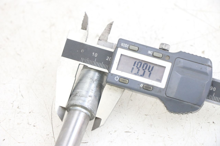 photo de AXE ROUE AVANT HONDA CA REBEL 125 (1995 - 2001)
