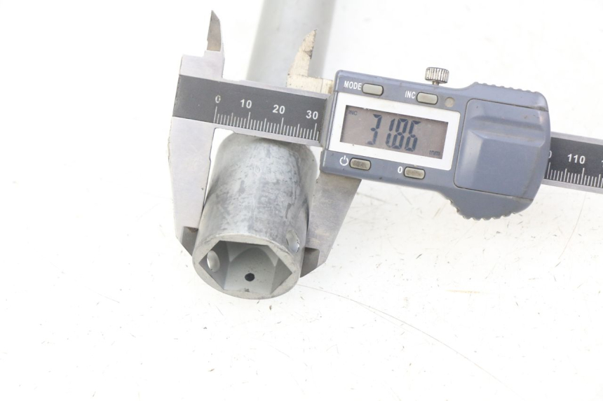 photo de AXE ROUE AVANT HONDA CB R 1000 (2018 - 2023)