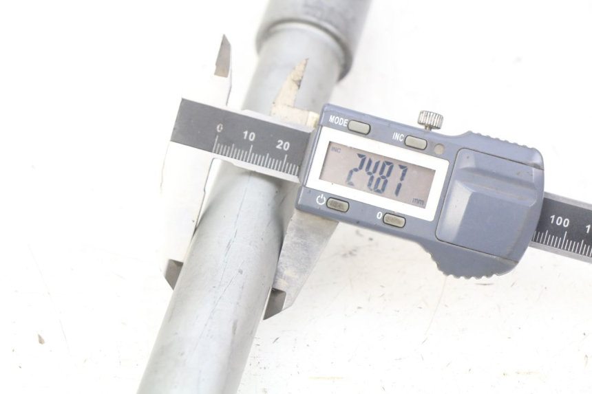 photo de AXE ROUE AVANT HONDA CB R 1000 (2018 - 2023)
