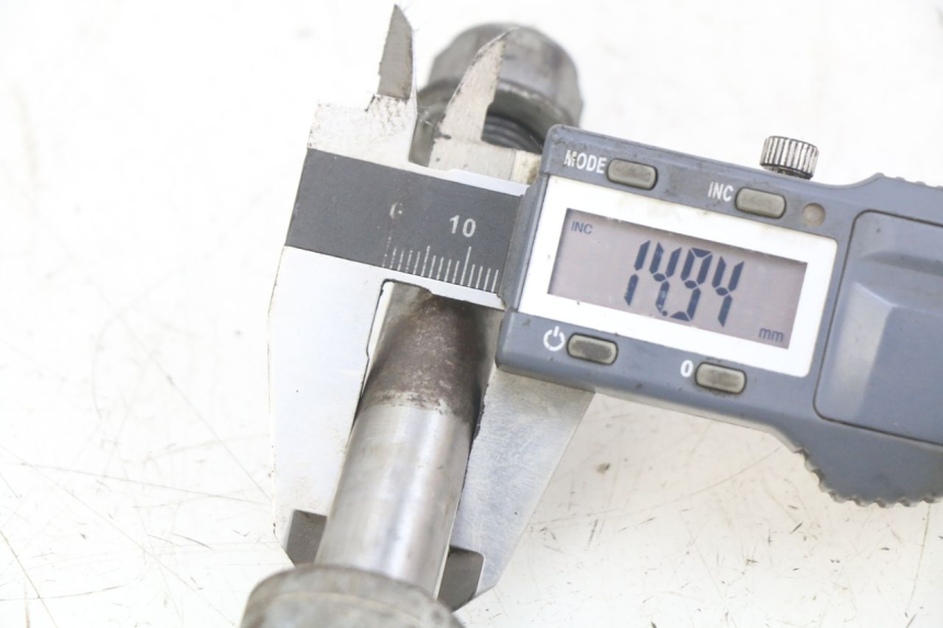 photo de AXE ROUE AVANT HONDA CM 125 (1983 - 2003)