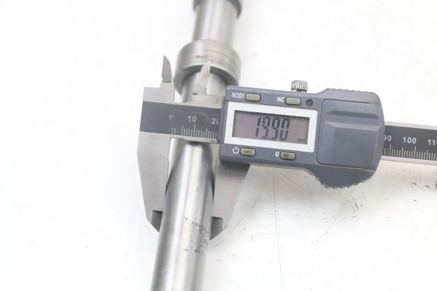photo de AXE ROUE AVANT HONDA NTV DEAUVILLE 650 (1998 - 2001)