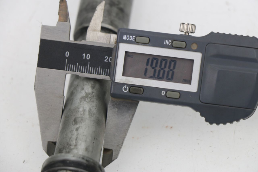 photo de AXE ROUE AVANT HONDA VTR F FIRESTORM 1000 (1997 - 2001)