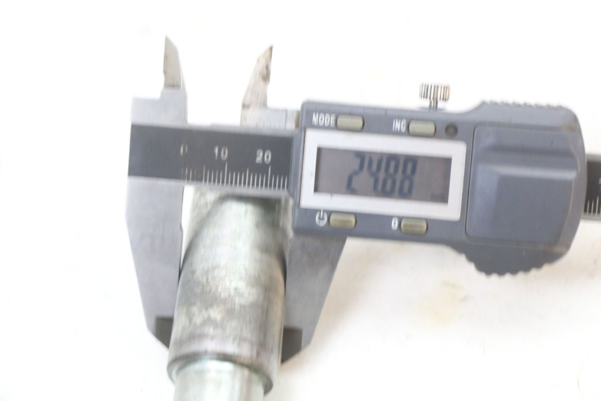 photo de Front wheel axle KYMCO XCITING 250 (2006 - 2009)