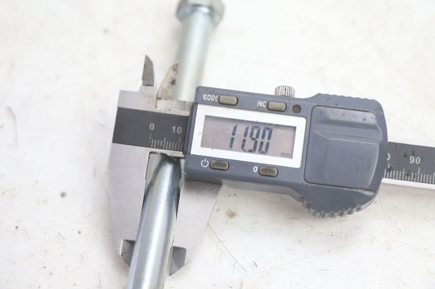 photo de AXE ROUE AVANT MBK MACH G AC 50 (2002 - 2014) - Gros plan technique