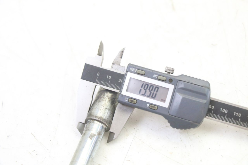 photo de AXE ROUE AVANT GILERA NEXUS 125 (2009 - 2013)