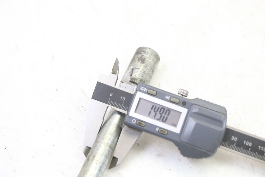 photo de AXE ROUE AVANT GILERA NEXUS 125 (2009 - 2013)