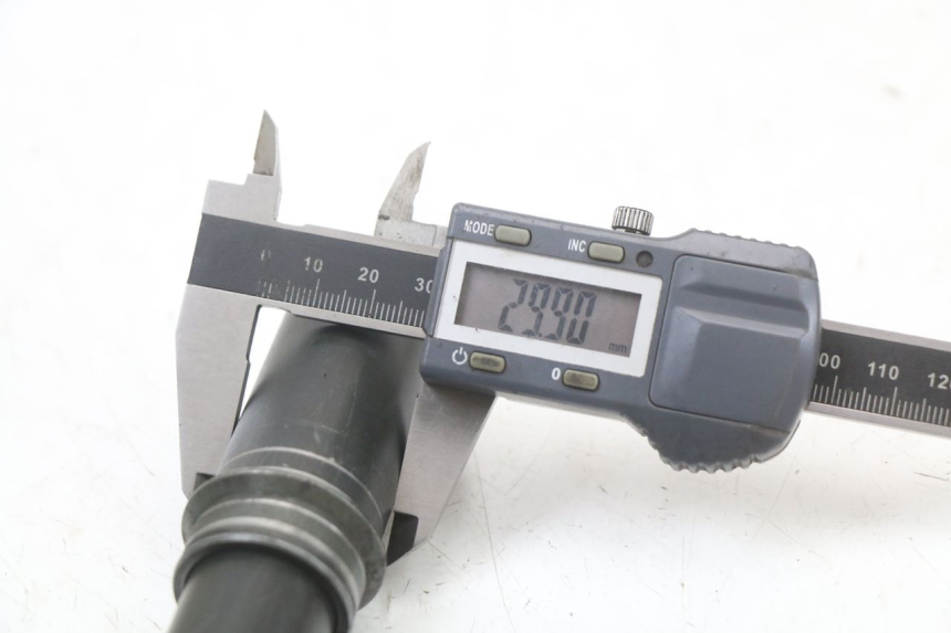 photo de AXE ROUE AVANT MOTO GUZZI NORGE 8V GT 1200 (2011 - 2016)