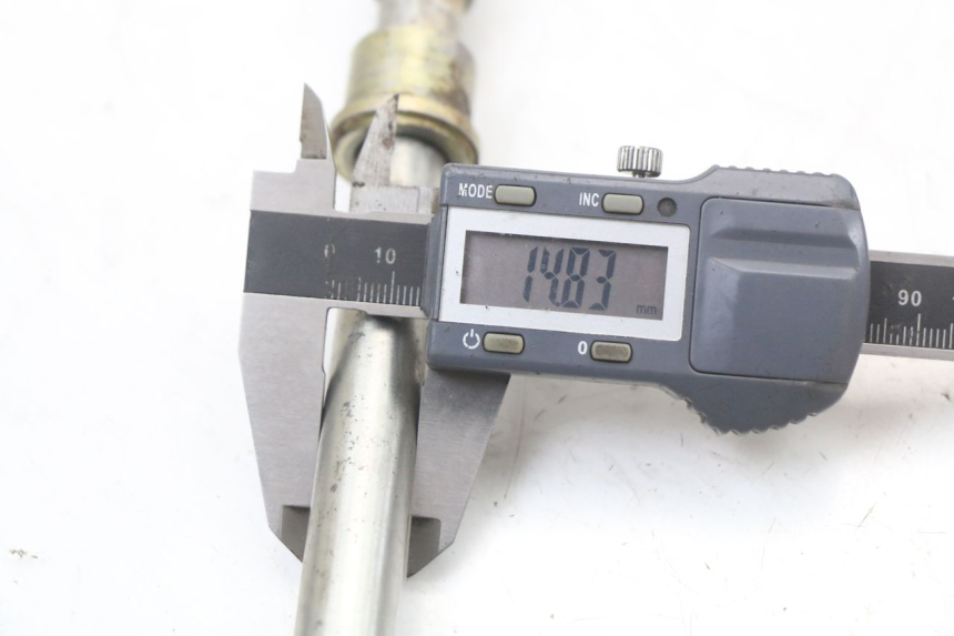 photo de AXE ROUE AVANT PEUGEOT GEOPOLIS RS 125 (2007 - 2009)