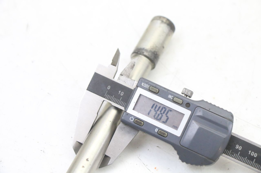 photo de AXE ROUE AVANT PEUGEOT SATELIS 125 (2013 - 2018)