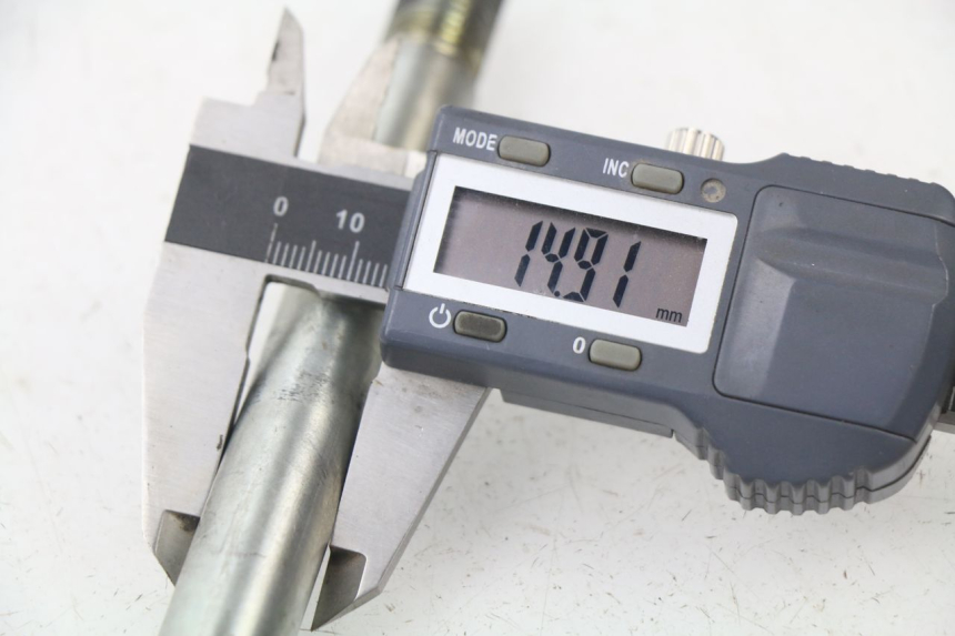 photo de AXE ROUE AVANT PEUGEOT SPEEDFIGHT 3 AIR 50 (2009 - 2015)