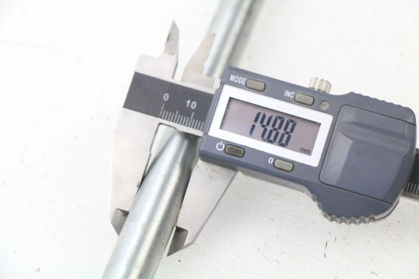 photo de AXE ROUE AVANT PEUGEOT SPEEDFIGHT 3 AIR 50 (2009 - 2015)