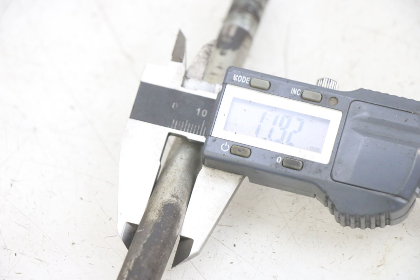 photo de AXE ROUE AVANT GILERA RK 50 (1996 - 1999)