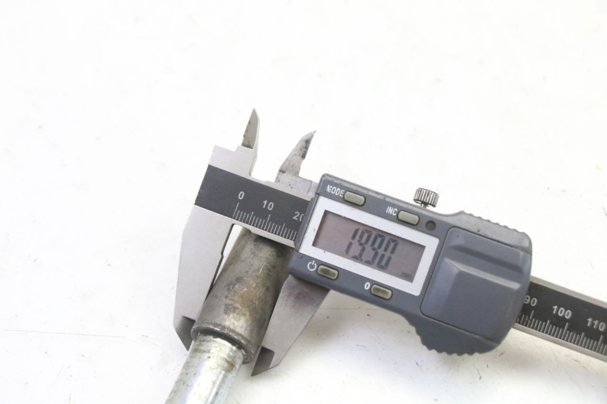 photo de AXE ROUE AVANT GILERA RUNNER SL 50 (2006 - 2009)
