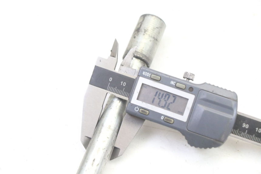 photo de AXE ROUE AVANT APRILIA SCARABEO GT TOURING 125 (1999 - 2005)