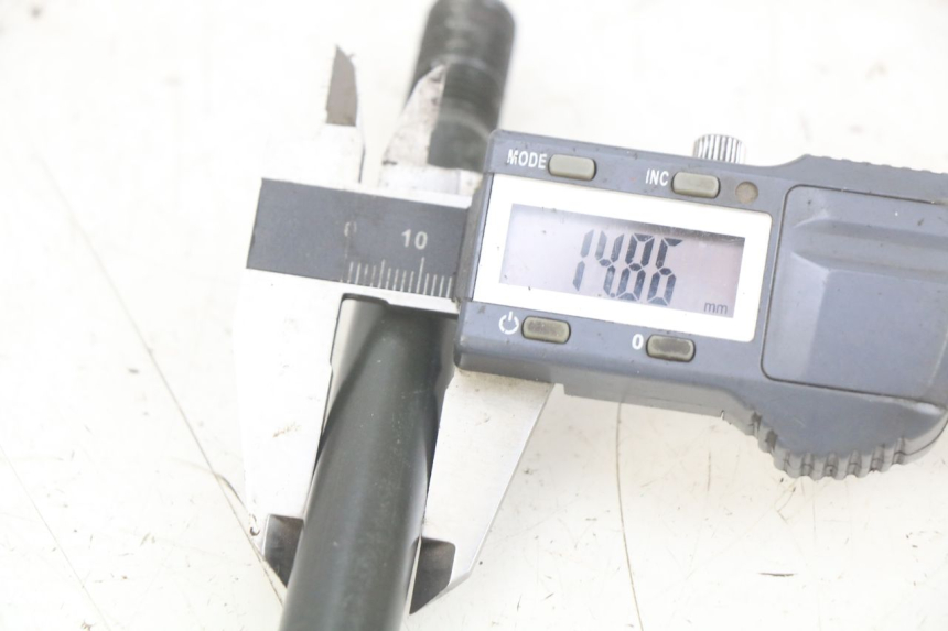 photo de AXE ROUE AVANT APRILIA SCARABEO LIGHT 125 (2007 - 2011)