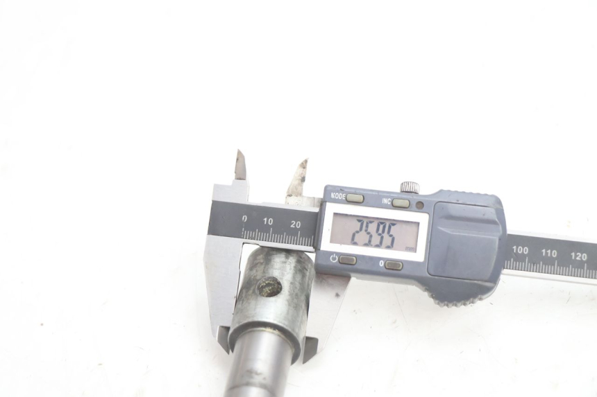photo de AXE ROUE AVANT HONDA ST PAN EUROPEAN 1100 (1990 - 2002) - Gros plan technique