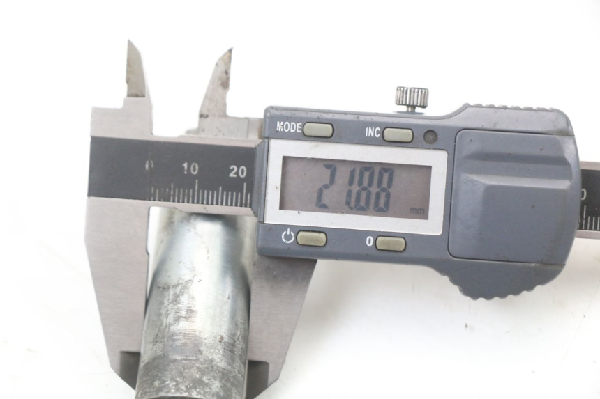 photo de AXE ROUE AVANT SUZUKI GZ MARAUDER 125 (1998 - 2004)