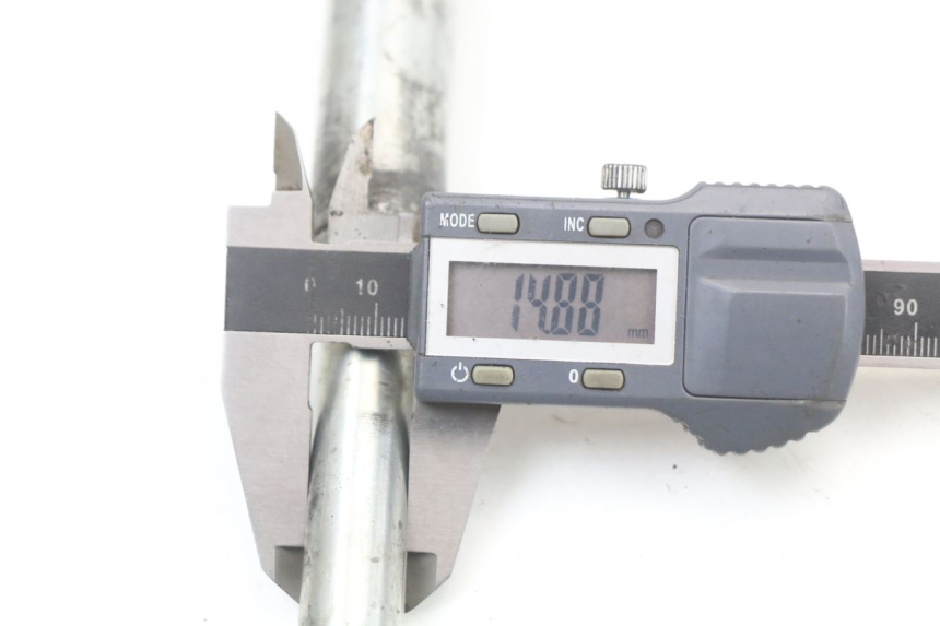 photo de AXE ROUE AVANT SUZUKI GZ MARAUDER 125 (1998 - 2004)