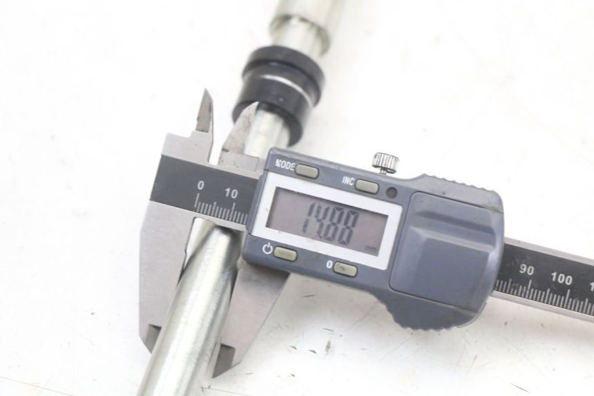 photo de AXE ROUE AVANT HUSQVARNA SVARTPILEN 401 (2018 - 2023) - Vue d’ensemble