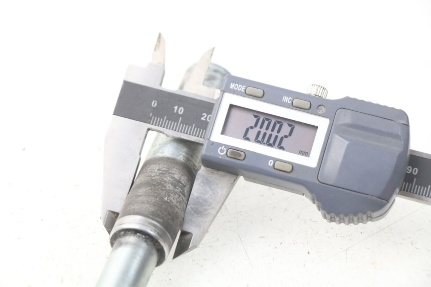 photo de AXE ROUE AVANT SYM GTS EFI ABS 125 (2012 - 2016)