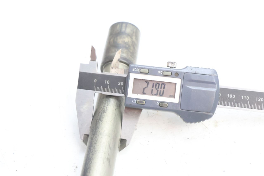 photo de AXE ROUE AVANT YAMAHA TDM ABS 900 (2002 - 2014) - Gros plan technique