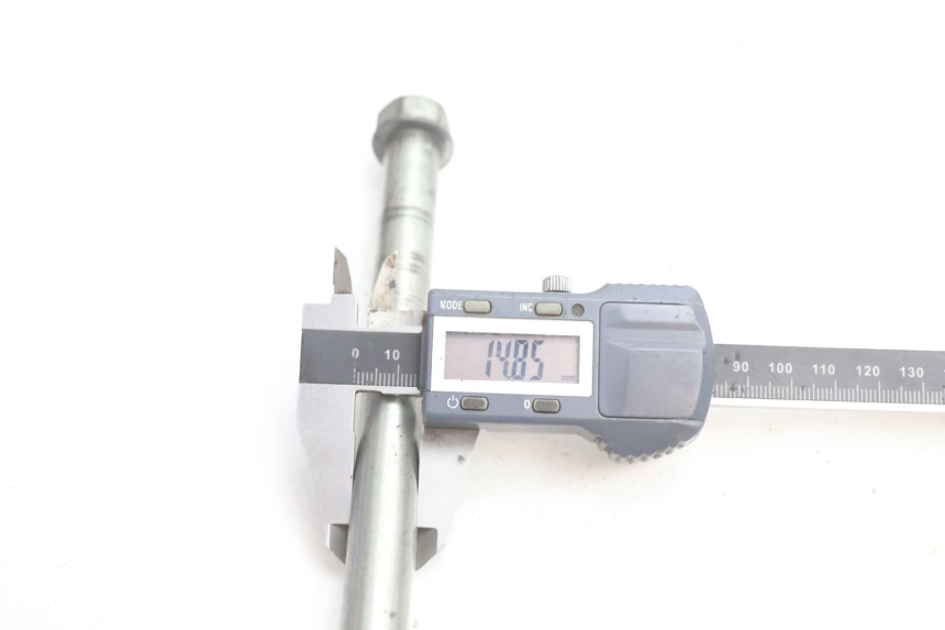 photo de AXE ROUE AVANT PEUGEOT TREKKER 50 (1995 - 2004) - Gros plan technique