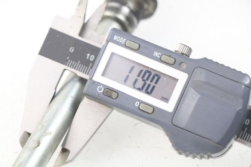 photo de AXE ROUE AVANT SUZUKI UC EPICURO 125 (1999 - 2003)