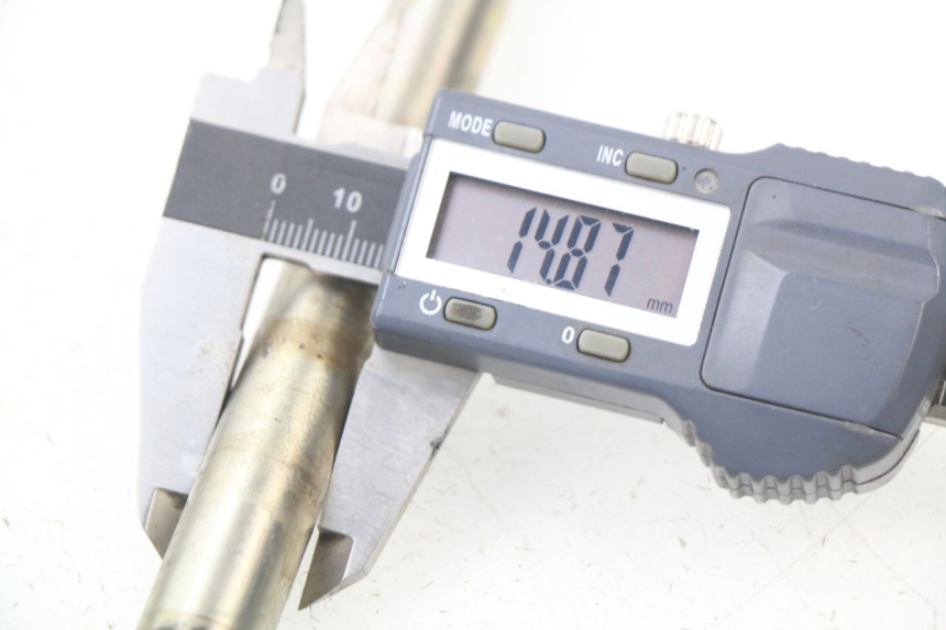 photo de AXE ROUE AVANT YAMAHA XMAX X-MAX ABS 125 (2014 - 2016)