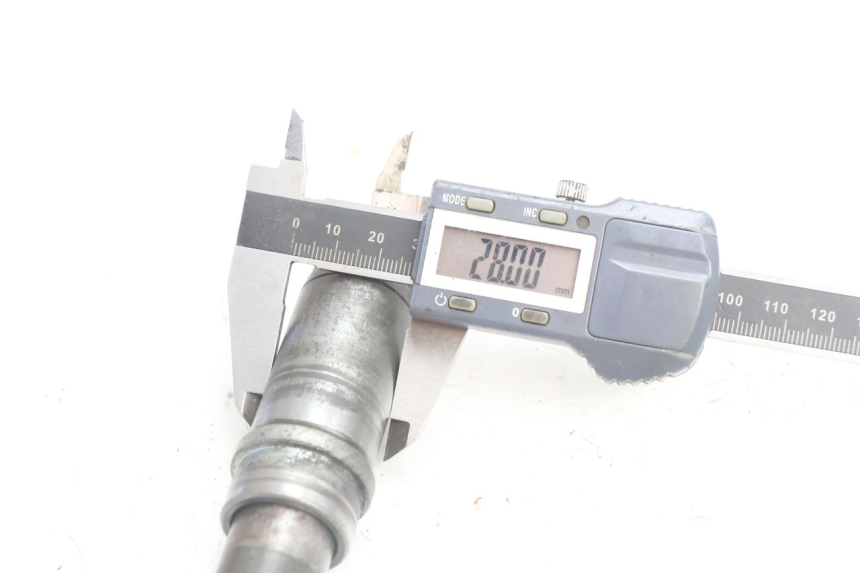 photo de AXE ROUE AVANT YAMAHA XJR 1300 (1998 - 2002) - Gros plan technique