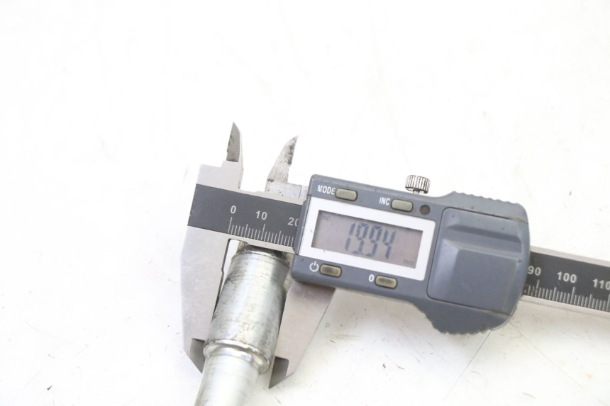 photo de AXE ROUE AVANT HONDA XLV VARADERO 125 (2000 - 2006)