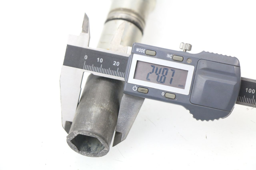 photo de AXE ROUE AVANT YAMAHA YZ 125 (1998 - 2005) - Autre angle de vue