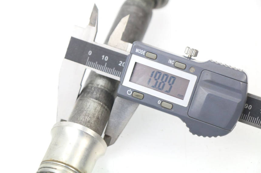 photo de AXE ROUE AVANT YAMAHA YZ 125 (1998 - 2005) - Gros plan technique