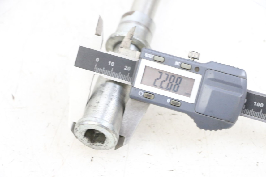 photo de AXE ROUE AVANT KAWASAKI ZR 7 750 (1999 - 2001) - Gros plan technique