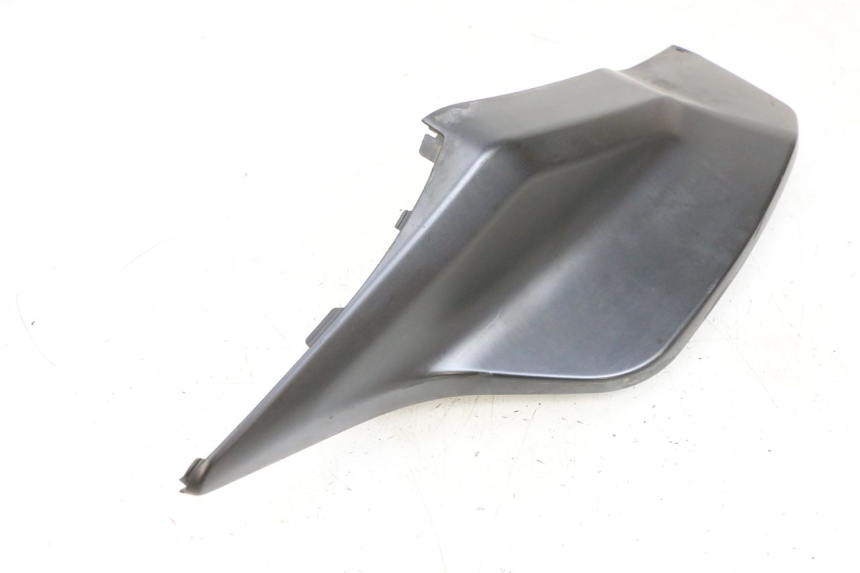 photo de BAS DE CAISSE ARRIERE DROIT SUZUKI BURGMAN 650 (2013 - 2020)