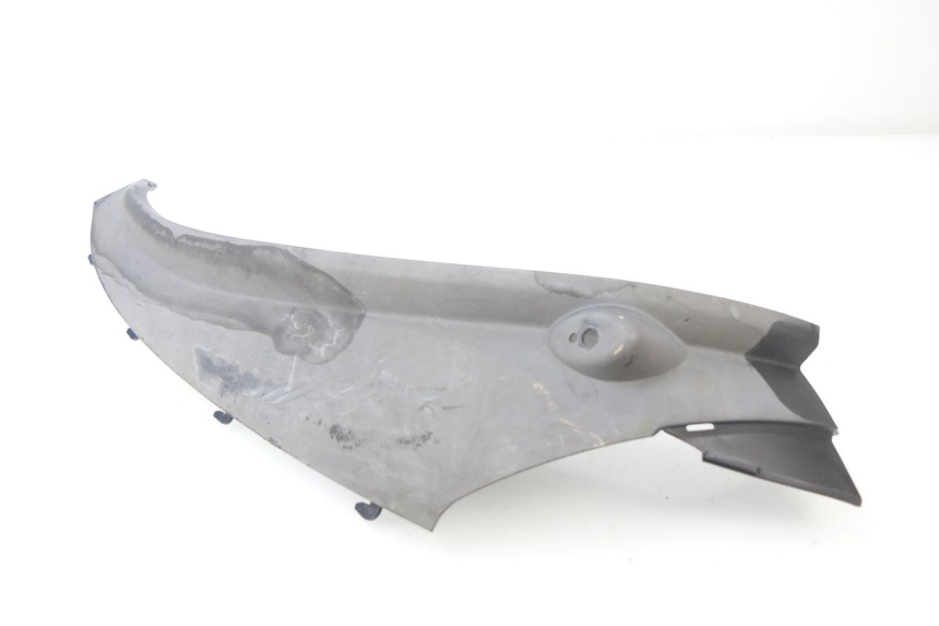 photo de BAS DE CAISSE ARRIERE DROIT PIAGGIO MP3 LT 300 (2010 - 2016) - Gros plan technique