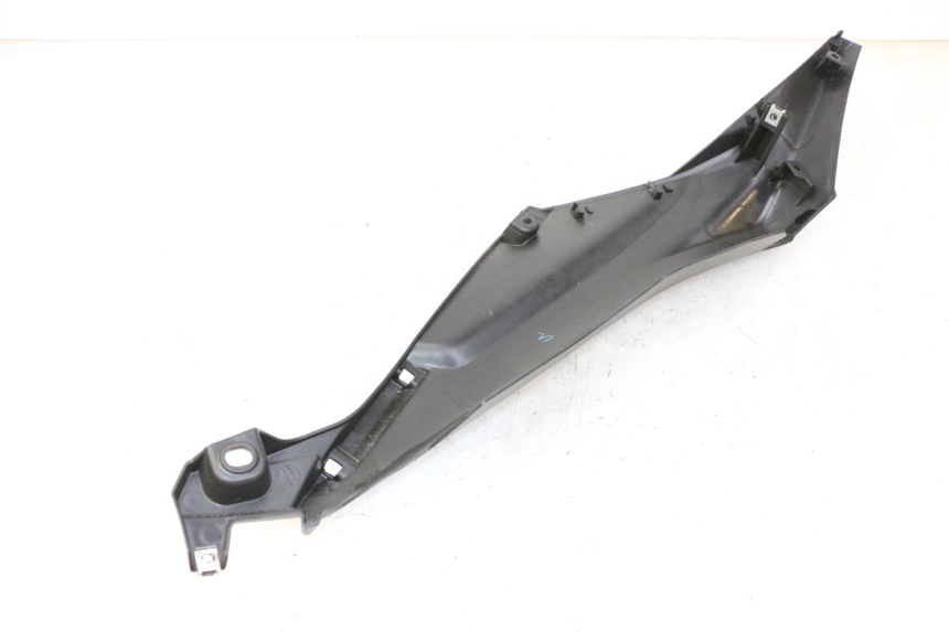 photo de BAS DE CAISSE ARRIERE DROIT YAMAHA XMAX X-MAX 125 (2021 - 2025) - Gros plan technique