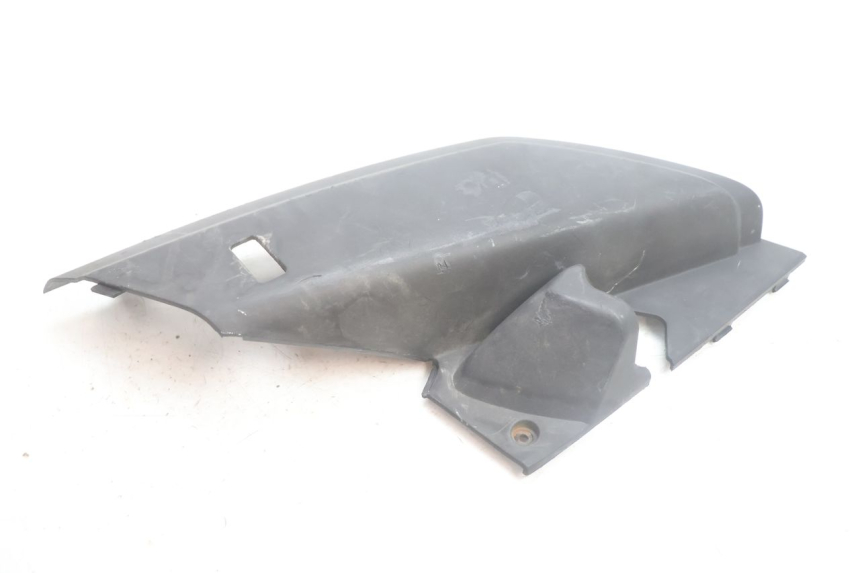 photo de BAS DE CAISSE ARRIERE DROIT YAMAHA XMAX X-MAX 125 (2006 - 2009) - Gros plan technique