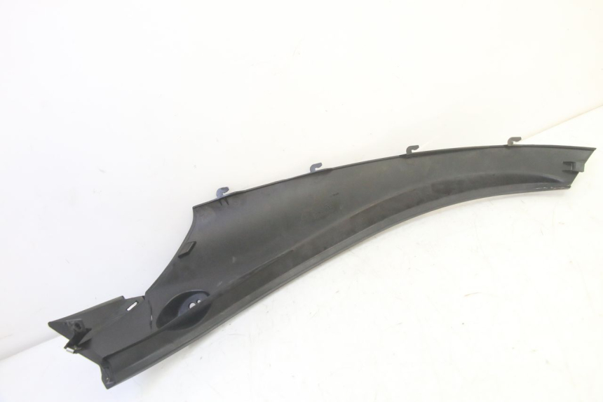 photo de BAS DE CAISSE ARRIERE GAUCHE PIAGGIO MP3 RL 250 (2007 - 2010) - Gros plan technique