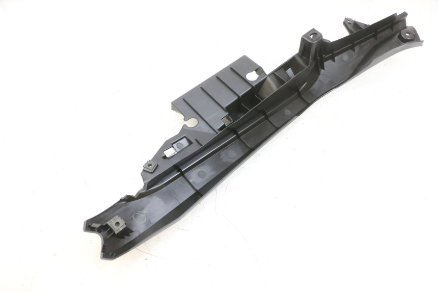 photo de BAS DE CAISSE ARRIERE GAUCHE YAMAHA TRICITY 300 (2020 - 2024) - Autre angle de vue