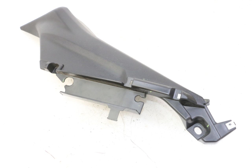 photo de BAS DE CAISSE ARRIERE GAUCHE YAMAHA XMAX X-MAX 125 (2021 - 2025) - Gros plan technique