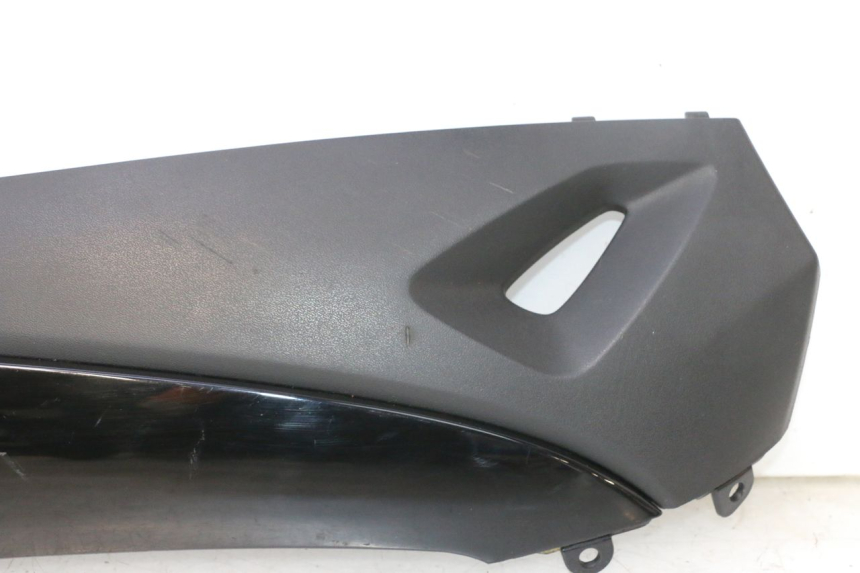 photo de BAS DE CAISSE DROIT KYMCO AGILITY CITY 16P 125 (2015 - 2024) - Détail de la pièce