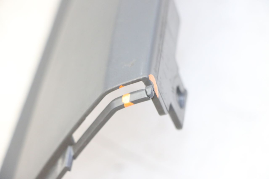 photo de BAS DE CAISSE DROIT SUZUKI BURGMAN 125 (2007 - 2014)