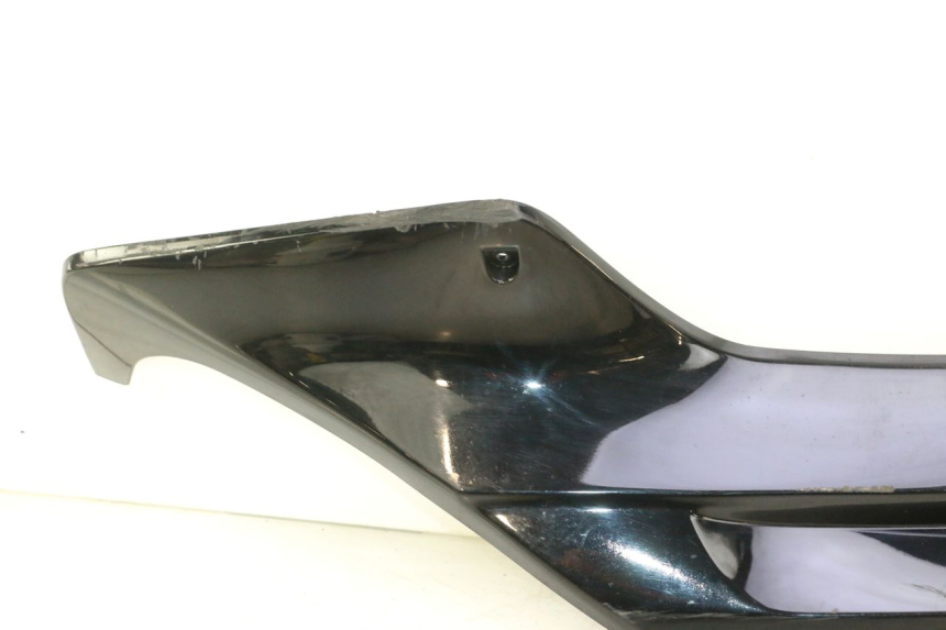photo de BAS DE CAISSE DROIT SUZUKI BURGMAN EXECUTIVE ABS 650 (2006 - 2012) - Gros plan technique
