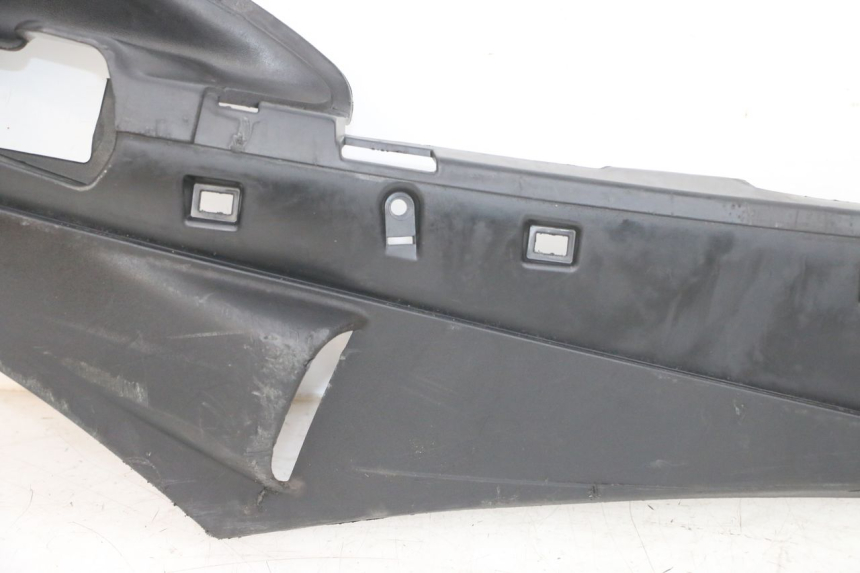 photo de BAS DE CAISSE DROIT PIAGGIO FLY 4T 50 (2013 - 2017) - Vue rapprochée