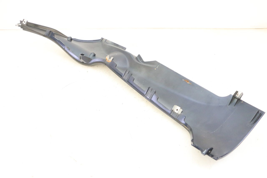 photo de BAS DE CAISSE DROIT PIAGGIO MP3 RL 250 (2007 - 2010) - Gros plan technique