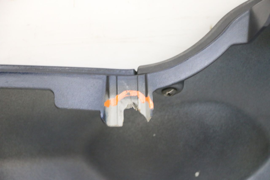 photo de BAS DE CAISSE DROIT PIAGGIO MP3 RL 250 (2007 - 2010) - Points de fixation