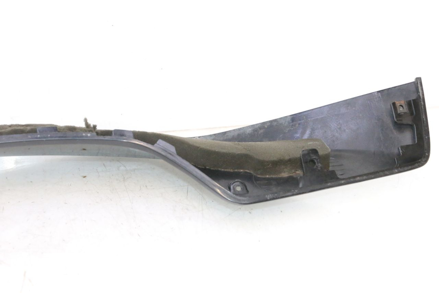 photo de BAS DE CAISSE GAUCHE SUZUKI BURGMAN EXECUTIVE ABS 650 (2006 - 2012) - Gros plan technique